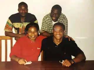Meyong (à direita) com 3 dos 24 irmãos