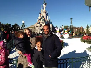 Meyong com a mulher e as filhas na Eurodisney