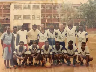 Meyong (o 3ª à direita de pé), com a equipa da turma na escola dos Camarões