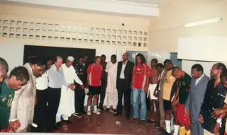 Meyong (1º jogador à direita), com a equipa depois do jogo contra a Costa do Marfim na CAN 2006, no Egipto