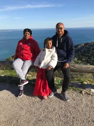 Meyong com a filha mais nova e a mãe