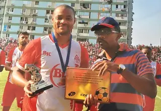 Meyong recebe o trofeu de melhor marcador do campeonato angolano, em 2014