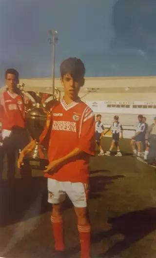 Bruno Simão com um trofeu ganho pelo Benfica, aos 12 anos