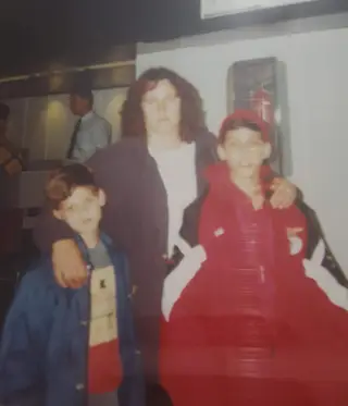 Bruno Simão (à direita) com a mãe e o irmão