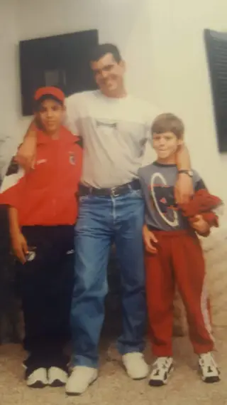Bruno Simão (à esquerda) com o pai e irmão