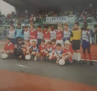Bruno (1º em baixo à esquerda,) e a equipa de juvenis do Benfica com a equipa do PSG