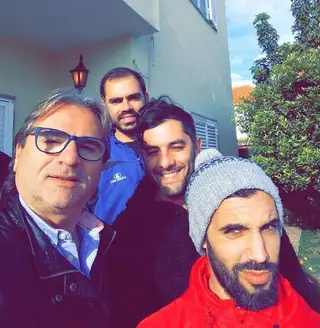 Bruno (à direita) depois do acidente que teve no inicio de 2018, com os treinadores e diretor do Pinhalnovense