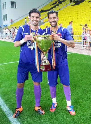 Bruno Simão (à direita) com a Taça que conquistou no FC Milsami Orhei da Moldávia