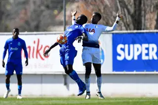 Mor Ndiaye, jogador do FC Porto (à esquerda)