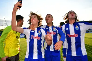 Fábio Silva, jogador do FC Porto, a festejar de telemóvel na mão