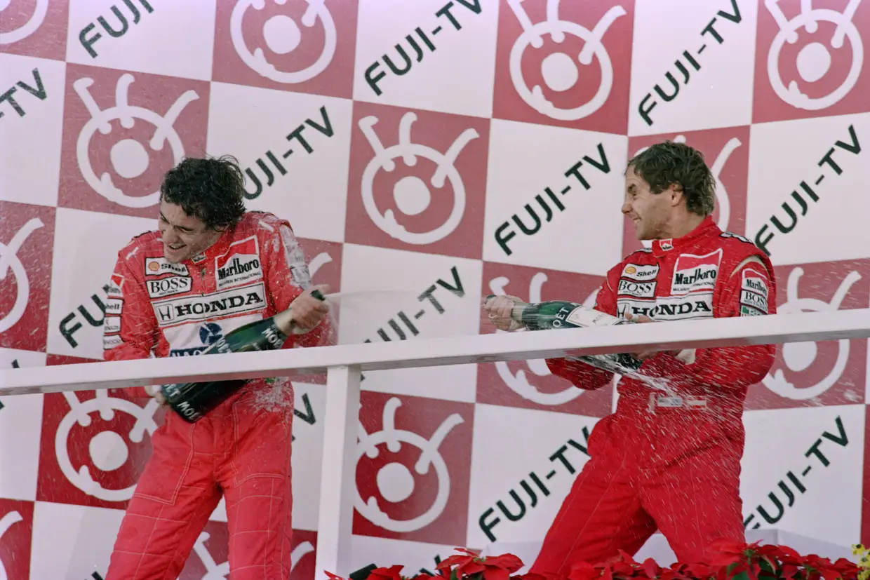 A festejar com o amigo e colega de equipa Gerhard Berger a conquista do tricampeonato, no GP Japão 1991