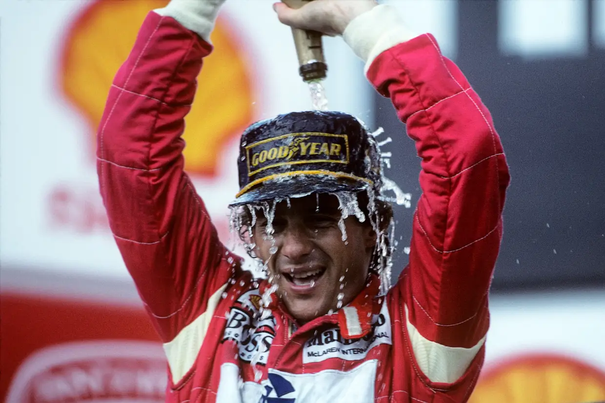 A festejar a vitória em casa, no GP Brasil de 1993, em Interlagos