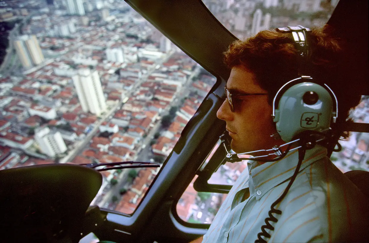 A pilotar o seu helicóptero sobre São Paulo, antes do arranque do Mundial de 1994