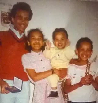 Tiago (ao colo) com os três irmãos, Luis, Alexandra e Natália