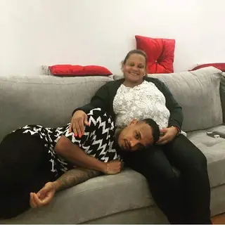 Tiago no colo da mãe com quem tem uma forte relação