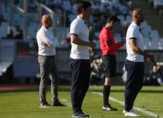 Marcel Keizer à esquerda, Jorge Silas à direita (e Tiago Teixeira, adjunto de Silas, ao centro)
