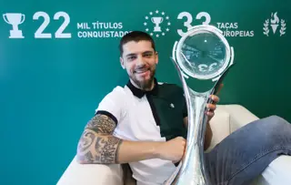 Leó com a Taça dos Campeões conquistada pelo Sporting