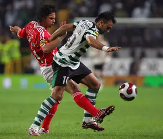 Carlos Martins como jogador do Sporting a disputar uma bola com Nuno Gomes, do Benfica