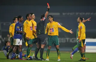 Carlos Martins (à direita) enquanto jogador do Sporting a ver o cartão vermelho mostrado pelo árbitro Jorge Sousa