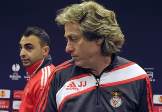 Jorge Jesus e Carlos Martins ao fundo