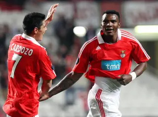Òscar Cardozo cumprimenta Makukula que acabou de marcar golo pelo Benfica