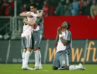 Enquanto Di Maria e Cardozo se abraçam, Makukulaagradece a Deus a passagem do Benfica para a ronda seguinte da Taça UEFA, em 2008