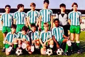 Makukula (o 1º em baixo à direita) no V. Setúbal