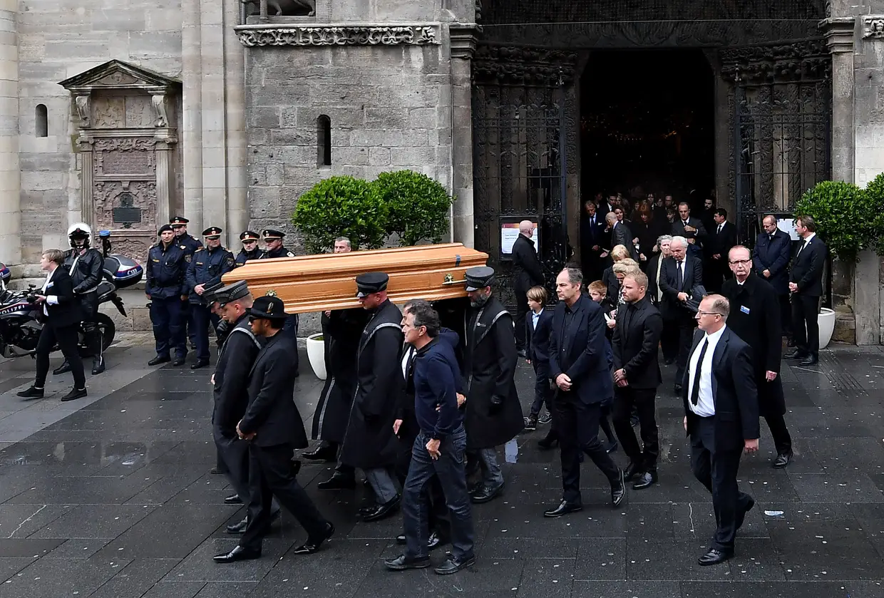 O corpo de Niki Lauda a ser transportado à saída da igreja
