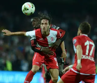 Nuno André Coelho (ao centro, a ser agarrado) jogou no Balikesirspor da Turquia em 2014/51