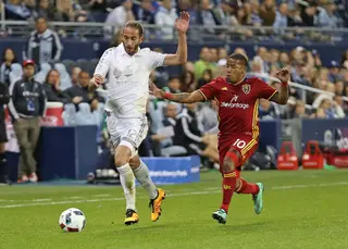 Nuno André Coelho (à esquerda) em ação pelo Sporting KC, dos EUA