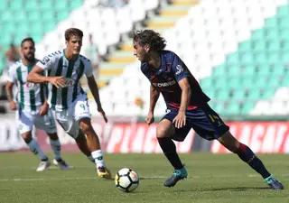 Nuno André Coelho (com a bola) representou o Chaves nas últimas três épocas
