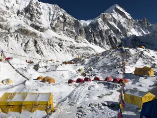 Vista do chamado Campo Base no Monte Evereste. Cada pessoa dormia numa das tendas vermelhas, explicou Rui Silva