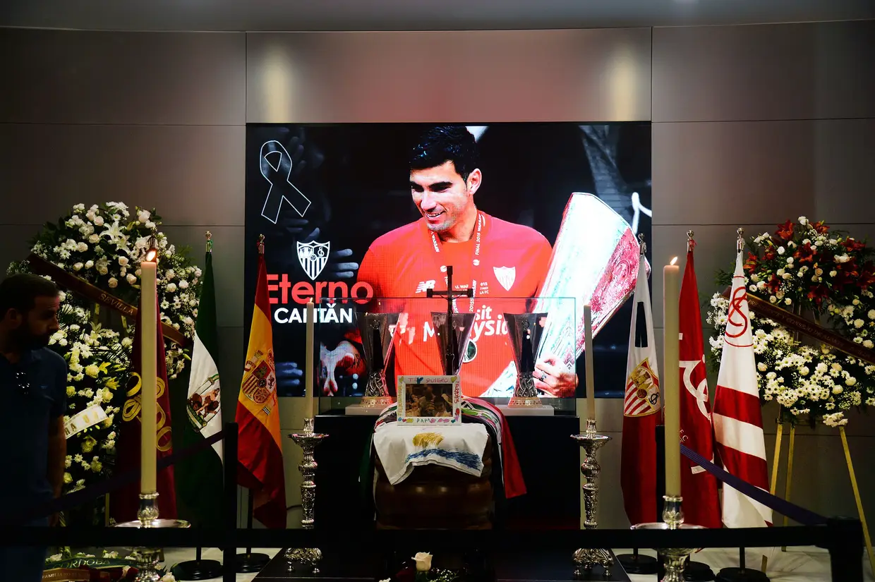 O caixão de Reyes a repousar no estádio Ramon Sanchez Pizjuan, do Sevilha