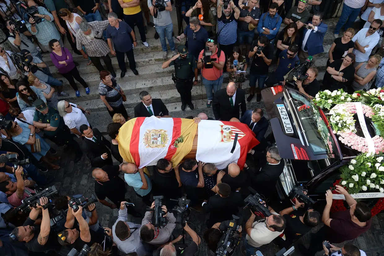 A última despedida a Reyes, antigo internacional espanhol que passou pelo Benfica, na igreja de Santa Maria de Mesa, em Utrera, Sevilha