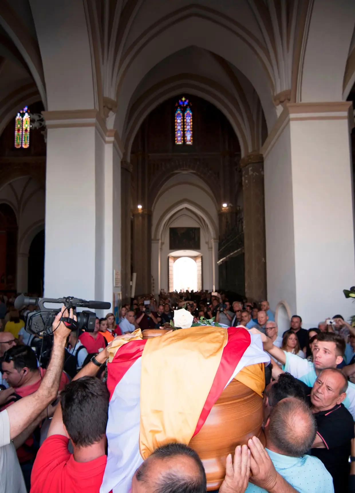 O caixão na igreja da vila de Utrera, onde o corpo de Reyes foi sepultado