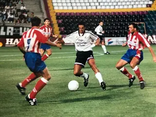 Taira, ao centro com a bola, jogou quatro épocas no Salamanca