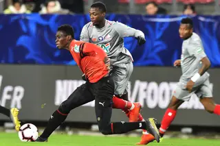 Ismaila Sarr (à esquerda) e Nicolas Pépé (à direita) são dois dos jogadores a ter debaixo de olho