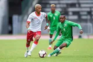 Charles Andriamahitsinoro conduz a bola num jogo de preparação frente ao Quénia. Madagáscar é uma das equipas estreantes na CAN
