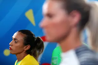 Marta e Amandine Henry, capitãs do Brasil e de França, respetivamente