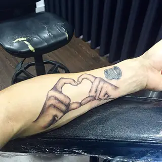 A tatuagem que Hugo fez em memória de Edina