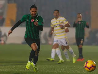 Helder (à esquerda) num encontro do Akhisar com o Fenerbahce