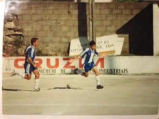 Helder (à direita), a festejar, depois de marcar um golo, nas camadas jovens do FCP