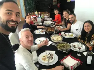 Helder (à esquerda) num almoço de família