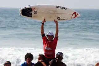 Gabriel Medina, aos 15 anos, quando venceu o King of the Groms, em França. Em baixo, do lado esquerdo, o padrasto Charles a carregá-lo nos ombros