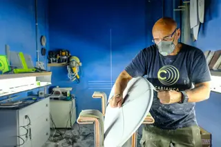 O shaper brasileiro conheceu Charles, o padrasto de Gabriel Medina, em Maresias, no litoral do estado de São Paulo.