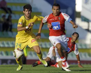 Néson (à esquerda) foi emprestado pelo Benfica ao Paços de Ferreira em 2010/11