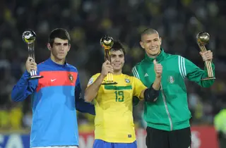 Nélson (à esquerda) segura o trofeu relativo ao segundo lugar alcançado no Mundial de sub-20, em 2011