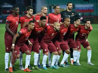 Nelson (o 2º em cima a partir da esquerda) com a seleção nacional em 2015