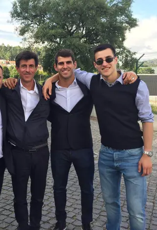 Nélson (ao centro) com o pai e o irmão
