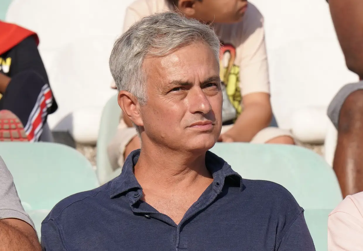 Este é provavelmente o desempregado menos provável de ingressar no Sporting, mas, ainda assim, está desempregado (e tem passado os fins de semana a ver jogos no Bonfim): José Mourinho